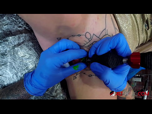 ❤️ Sully Savage mai tsananin jarfa ta yi tattoo a kan kwarin ta ☑ Batsa ️❤